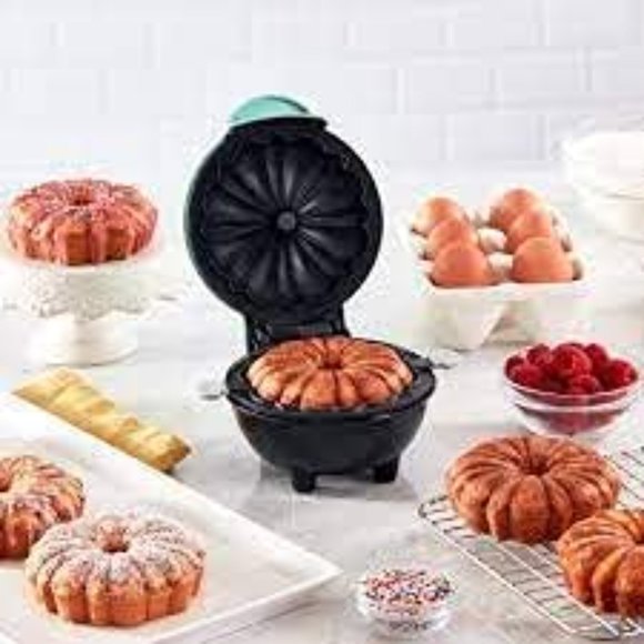 Dash Mini Bundt Cake Maker - Aqua DBCM100GBAQ04 - Picture 3 of 7
